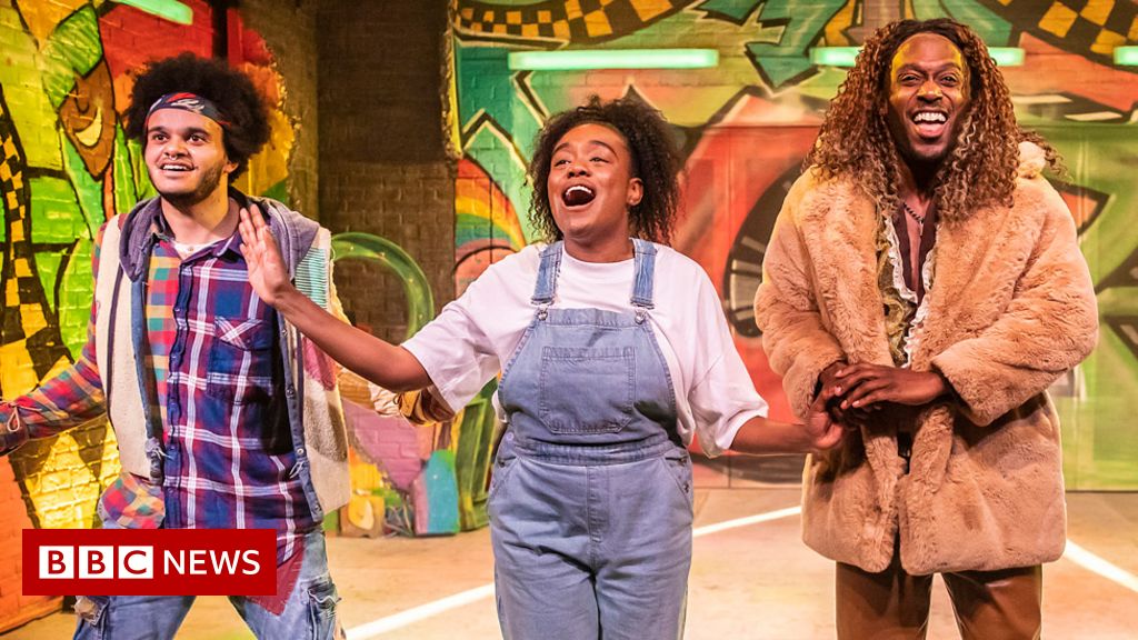 123010152 tarik fimpong scarecrow cherelle williams dorothy jonathan andre lion llewellyn graham tinman in the wiz at hope mill theatre pamela raith photography 4